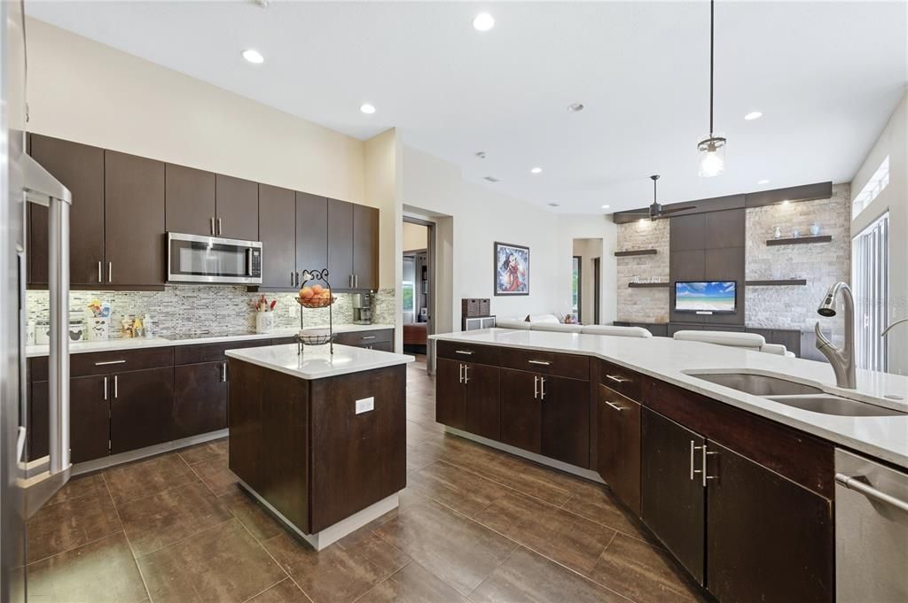 En Venta: $864,000 (5 camas, 4 baños, 3974 Pies cuadrados)