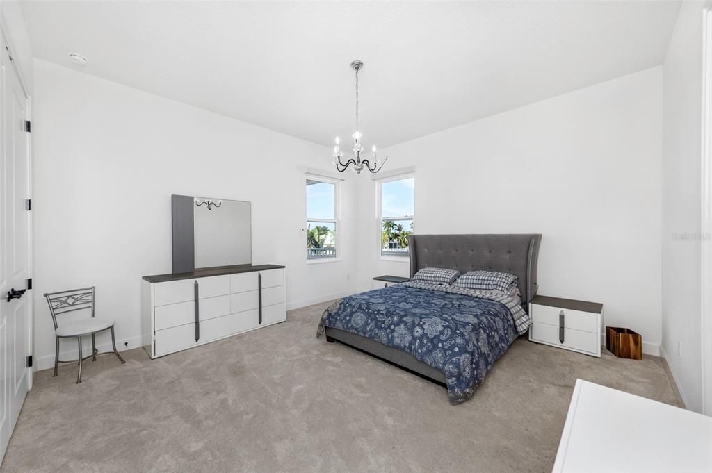For Rent: $7,500 (6 beds, 4 baths, 5284 Square Feet)