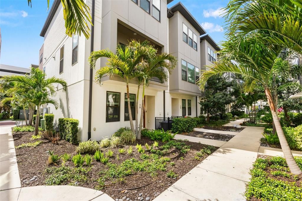For Sale: $619,990 (3 beds, 4 baths, 2554 Square Feet)