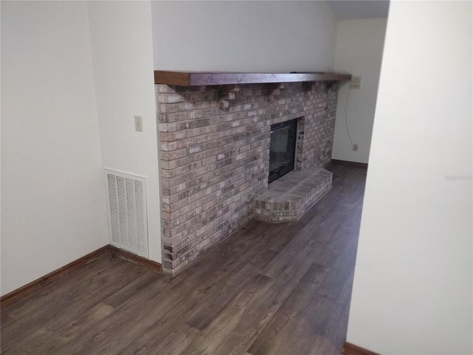 For Sale: $304,000 (3 beds, 2 baths, 1414 Square Feet)