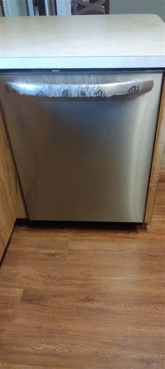 For Sale: $304,000 (3 beds, 2 baths, 1414 Square Feet)