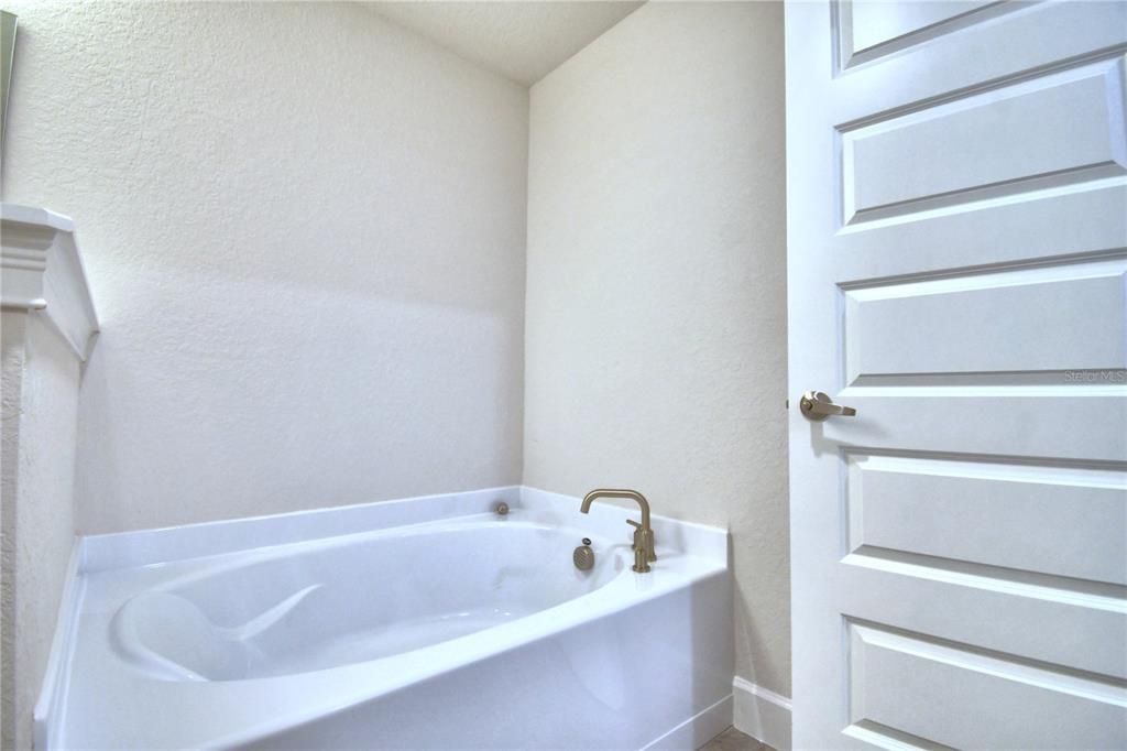 For Sale: $381,366 (4 beds, 3 baths, 2200 Square Feet)