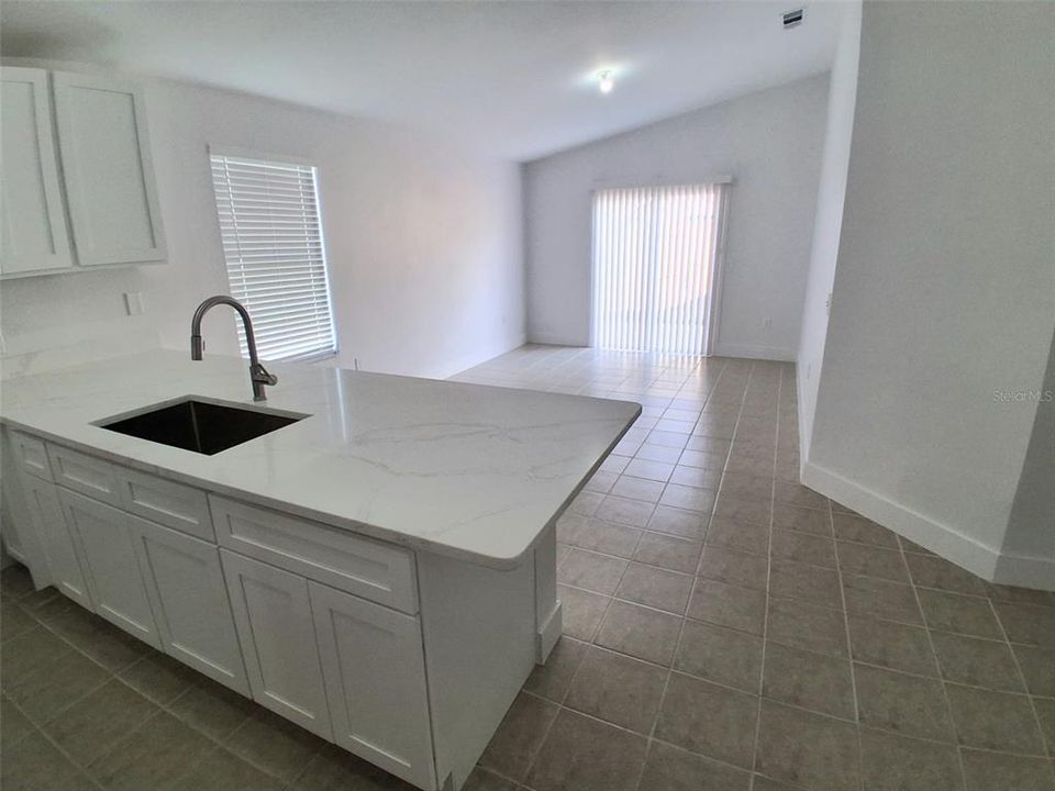 For Sale: $269,900 (2 beds, 2 baths, 902 Square Feet)