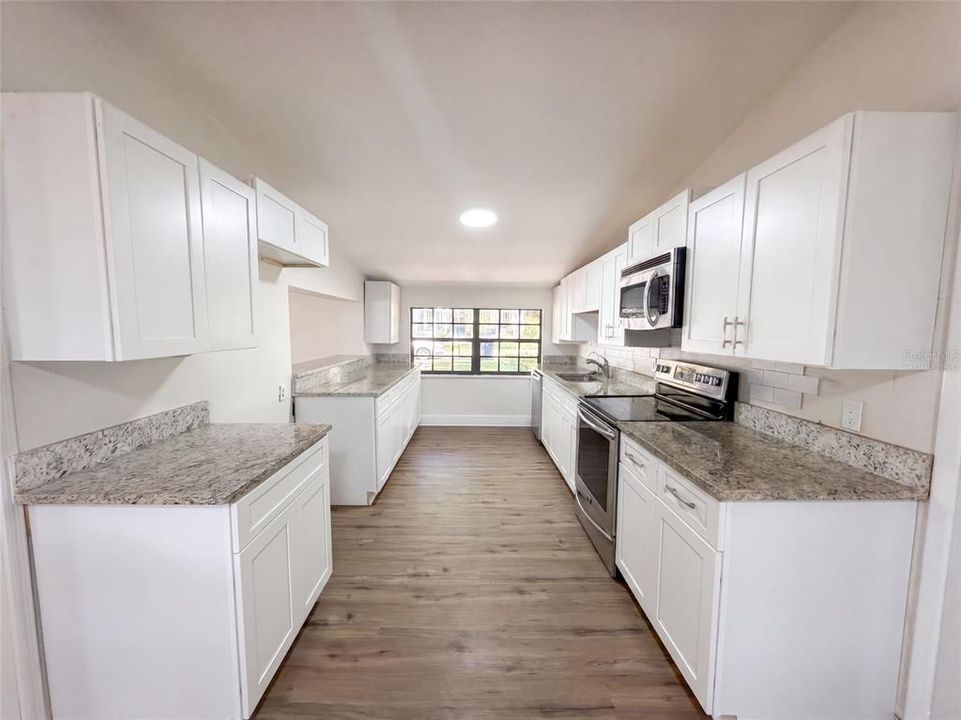 For Sale: $521,000 (5 beds, 2 baths, 2652 Square Feet)