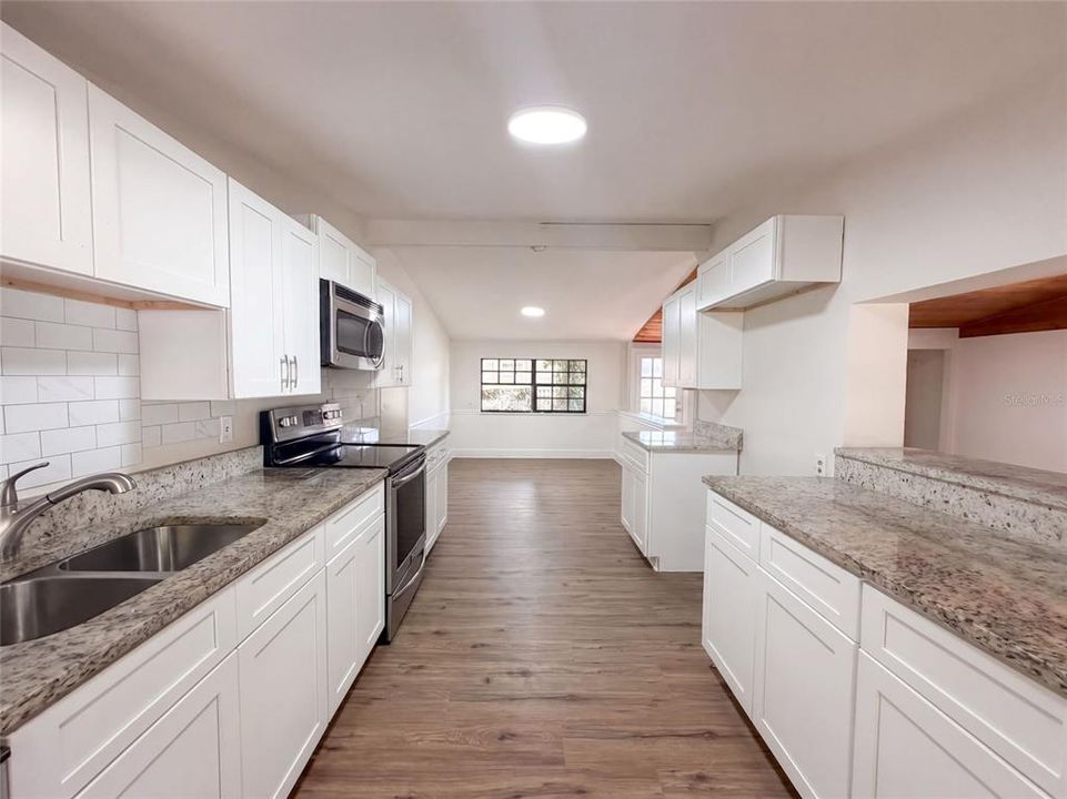 For Sale: $521,000 (5 beds, 2 baths, 2652 Square Feet)