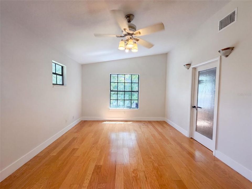 For Sale: $521,000 (5 beds, 2 baths, 2652 Square Feet)