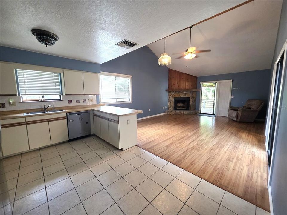 For Sale: $299,000 (3 beds, 2 baths, 1356 Square Feet)