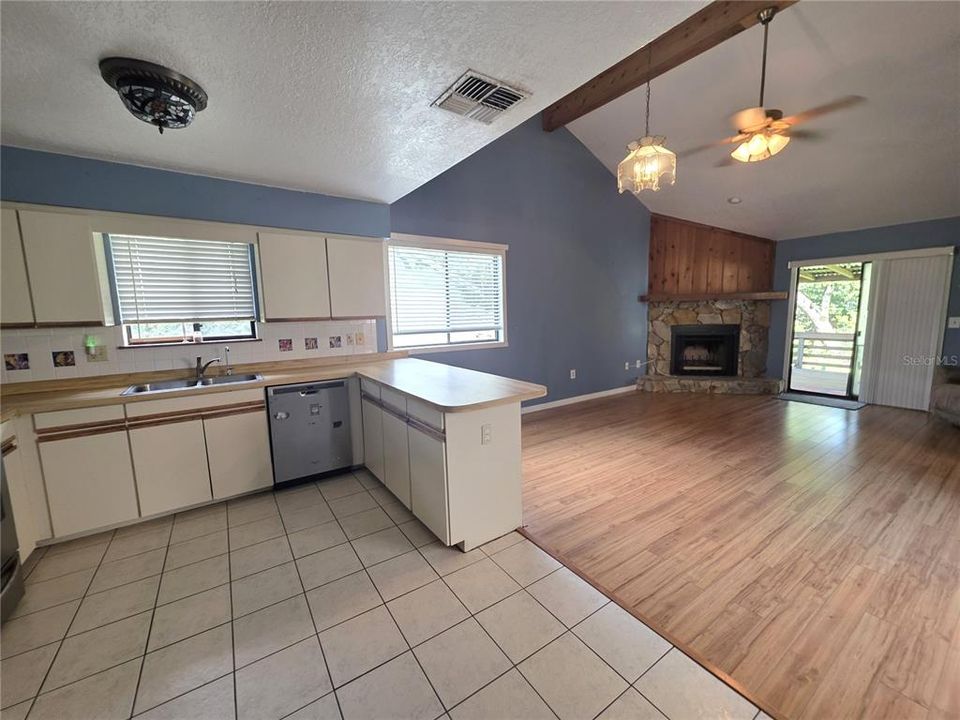 For Sale: $299,000 (3 beds, 2 baths, 1356 Square Feet)