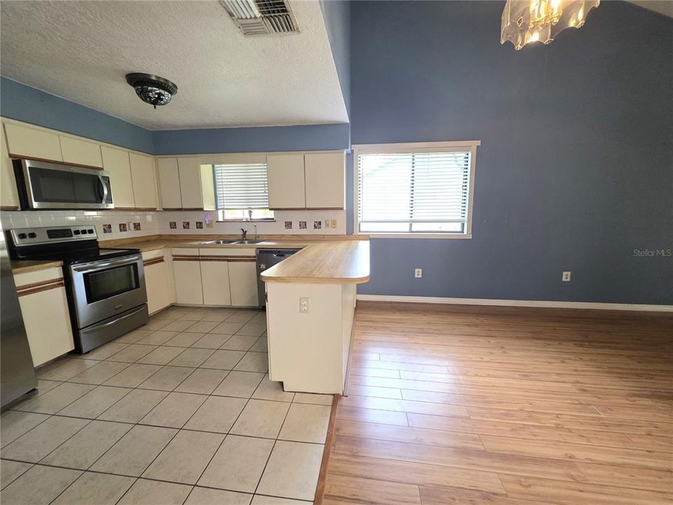 For Sale: $299,000 (3 beds, 2 baths, 1356 Square Feet)