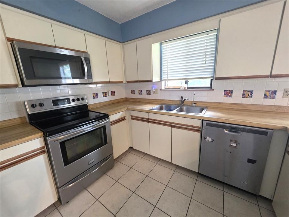 For Sale: $299,000 (3 beds, 2 baths, 1356 Square Feet)
