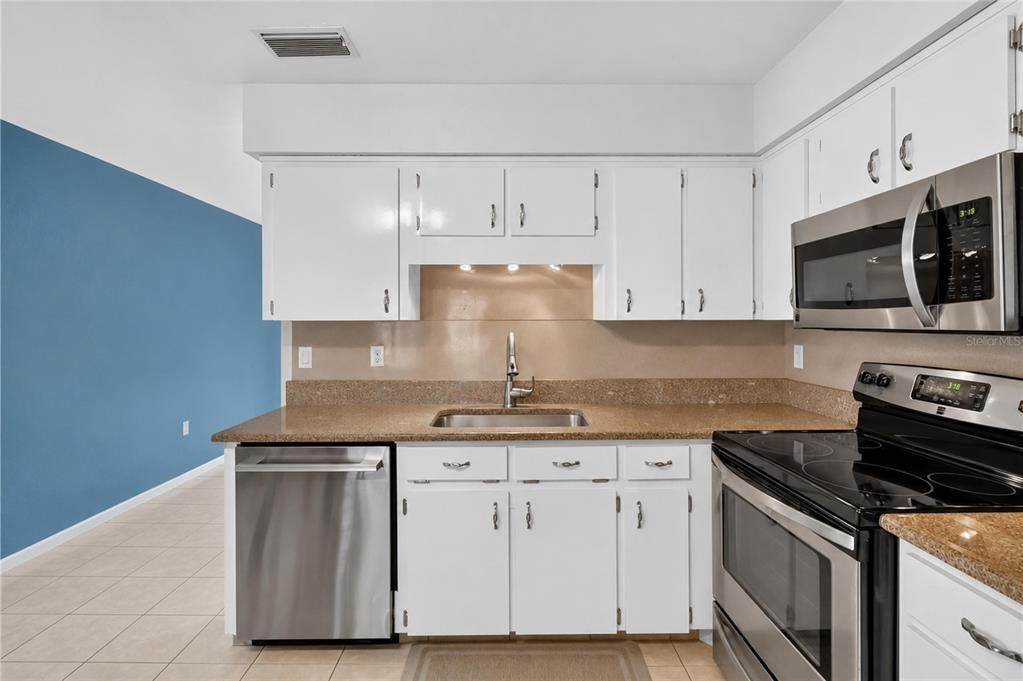 На продажу: $289,900 (3 спален, 2 ванн, 1348 Квадратных фут)