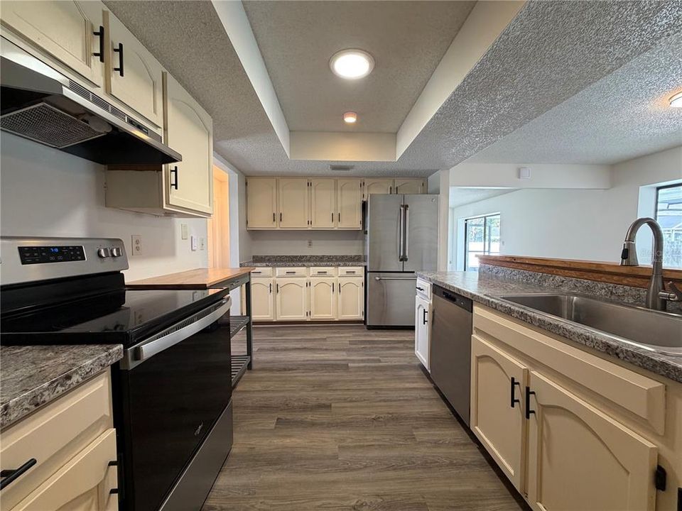 For Sale: $367,000 (3 beds, 2 baths, 1533 Square Feet)