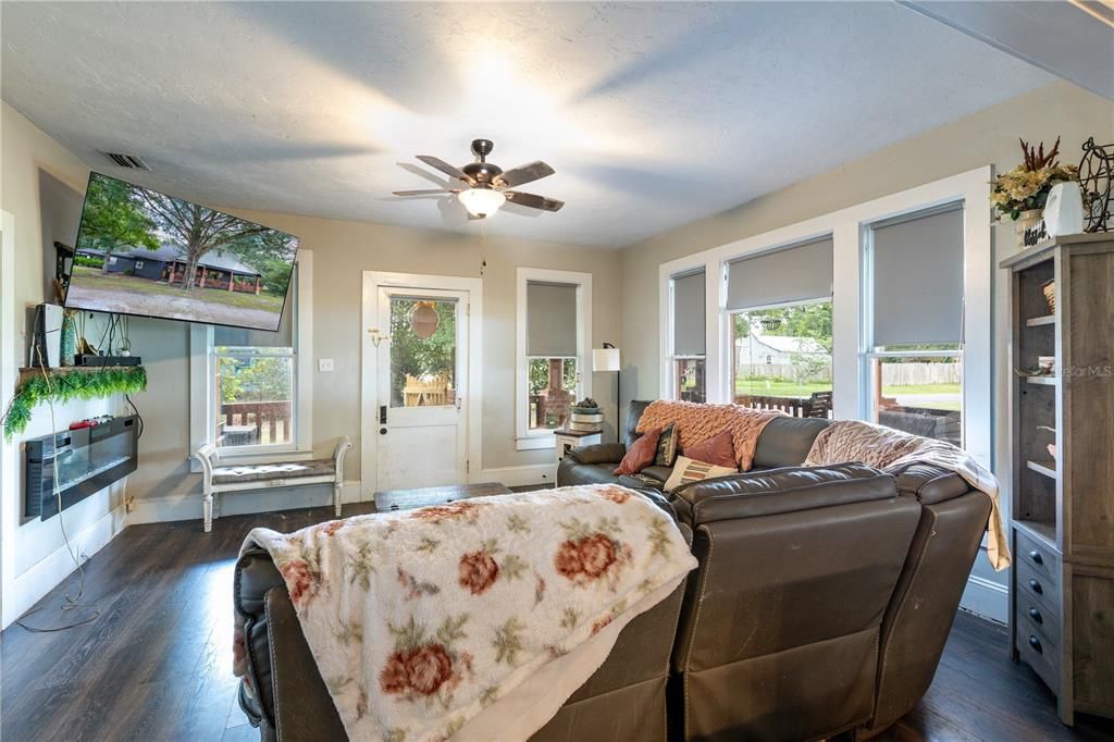 For Sale: $225,000 (3 beds, 2 baths, 1682 Square Feet)