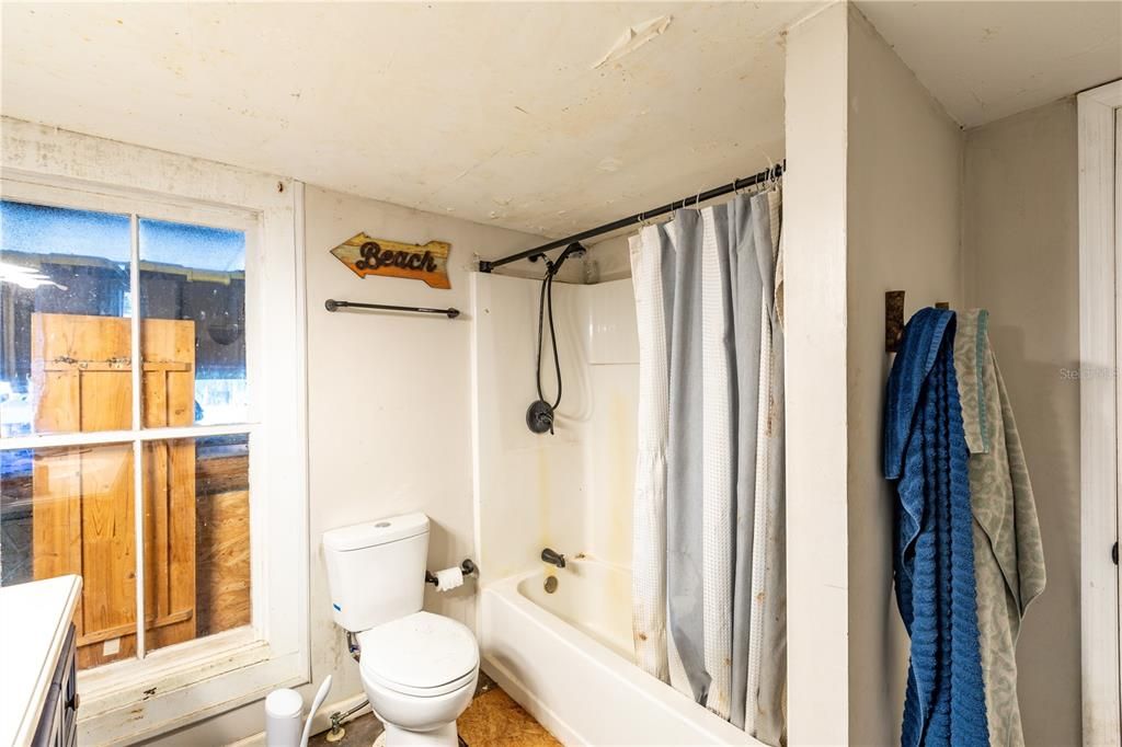 For Sale: $225,000 (3 beds, 2 baths, 1682 Square Feet)