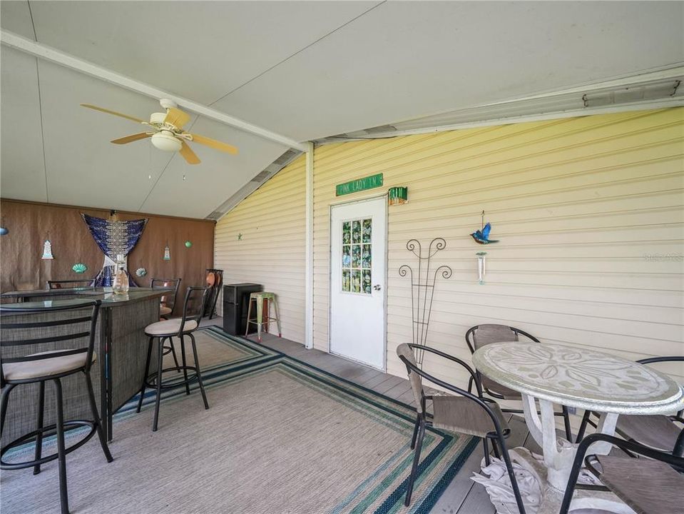 For Sale: $165,000 (2 beds, 2 baths, 864 Square Feet)