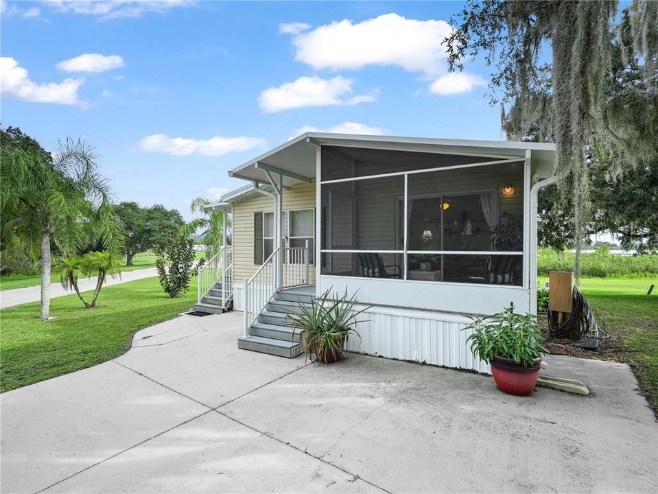 For Sale: $165,000 (2 beds, 2 baths, 864 Square Feet)