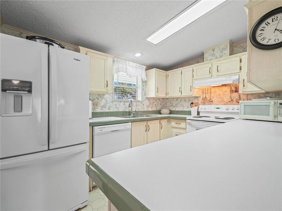 For Sale: $165,000 (2 beds, 2 baths, 864 Square Feet)