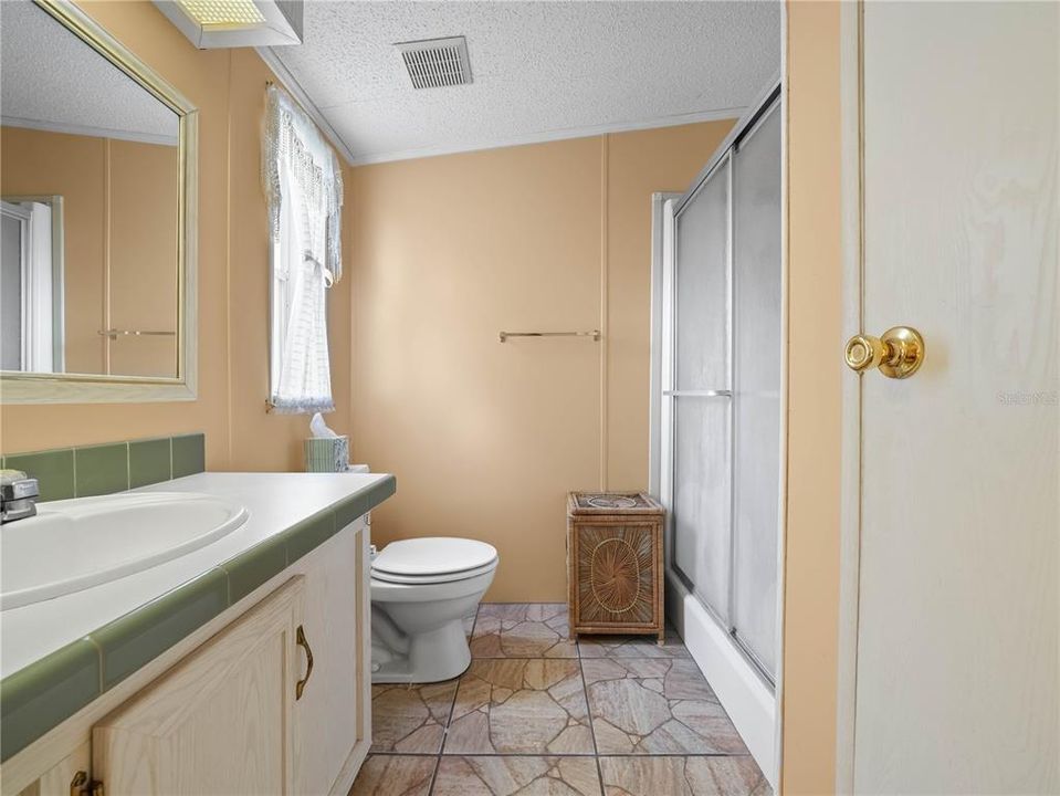 For Sale: $165,000 (2 beds, 2 baths, 864 Square Feet)