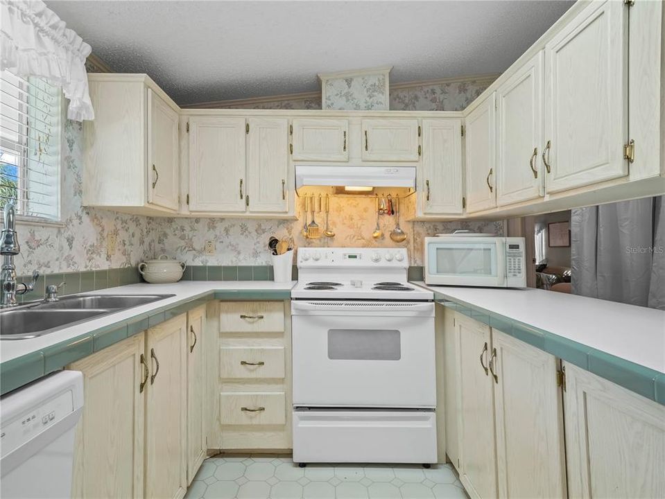 For Sale: $165,000 (2 beds, 2 baths, 864 Square Feet)