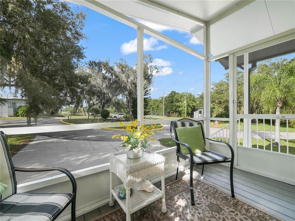 For Sale: $165,000 (2 beds, 2 baths, 864 Square Feet)