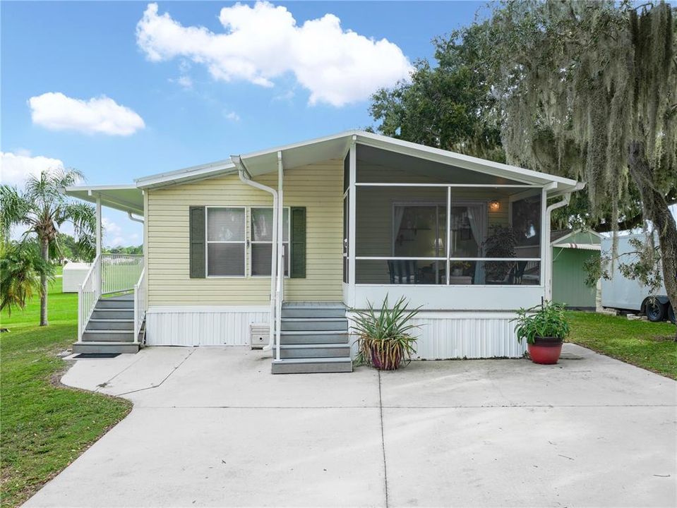 For Sale: $165,000 (2 beds, 2 baths, 864 Square Feet)