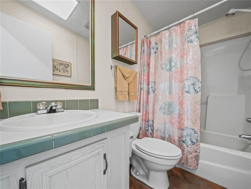 For Sale: $165,000 (2 beds, 2 baths, 864 Square Feet)