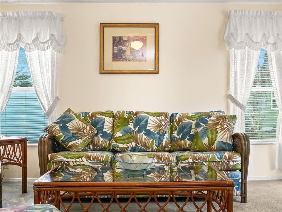 For Sale: $165,000 (2 beds, 2 baths, 864 Square Feet)