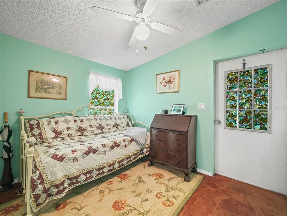 For Sale: $165,000 (2 beds, 2 baths, 864 Square Feet)