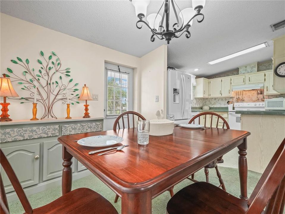 For Sale: $165,000 (2 beds, 2 baths, 864 Square Feet)