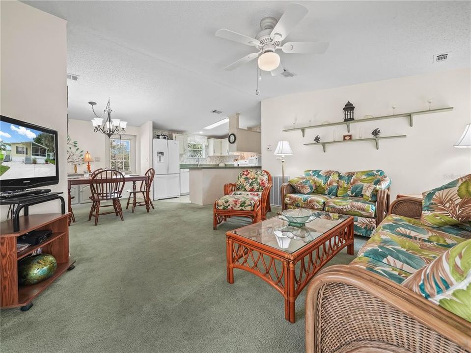 For Sale: $165,000 (2 beds, 2 baths, 864 Square Feet)