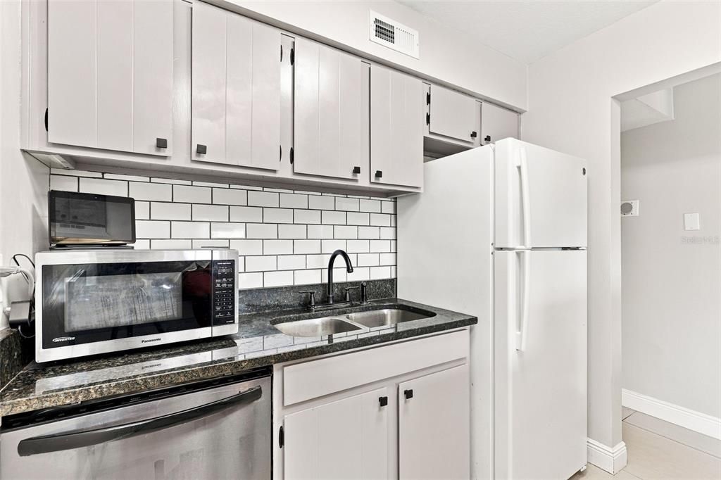 For Sale: $140,000 (1 beds, 1 baths, 644 Square Feet)
