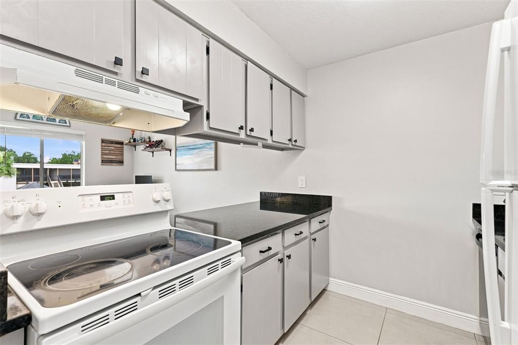 For Sale: $140,000 (1 beds, 1 baths, 644 Square Feet)