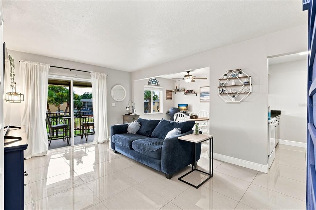 For Sale: $140,000 (1 beds, 1 baths, 644 Square Feet)
