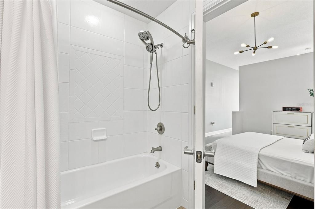 For Sale: $235,000 (1 beds, 1 baths, 644 Square Feet)