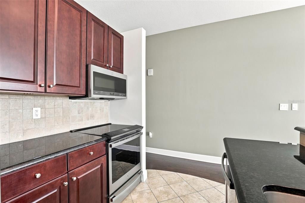 For Sale: $235,000 (1 beds, 1 baths, 644 Square Feet)