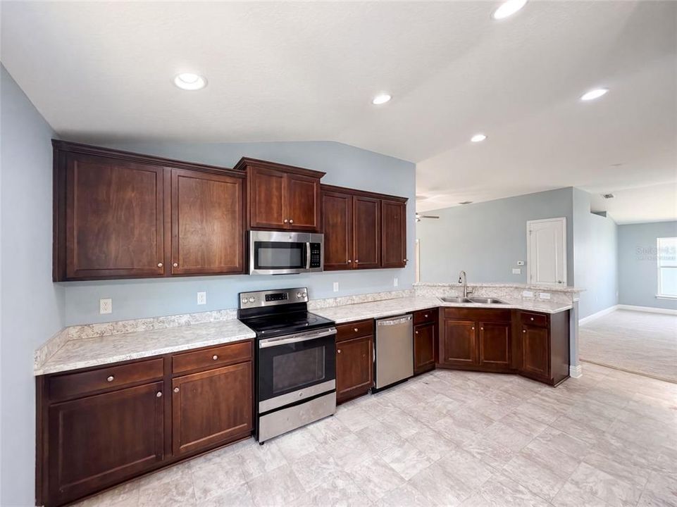 For Sale: $322,000 (4 beds, 2 baths, 1820 Square Feet)