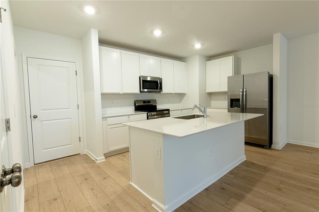 For Rent: $2,200 (3 beds, 2 baths, 1823 Square Feet)