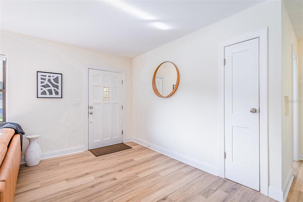 En Venta: $469,000 (4 camas, 2 baños, 1689 Pies cuadrados)