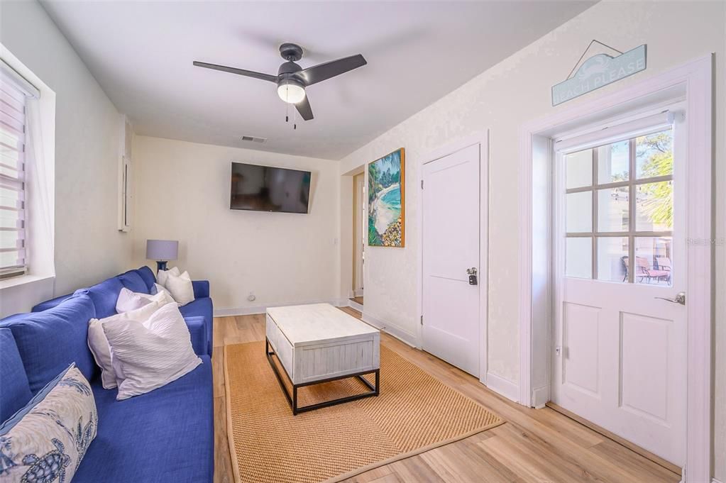 En Venta: $469,000 (4 camas, 2 baños, 1689 Pies cuadrados)