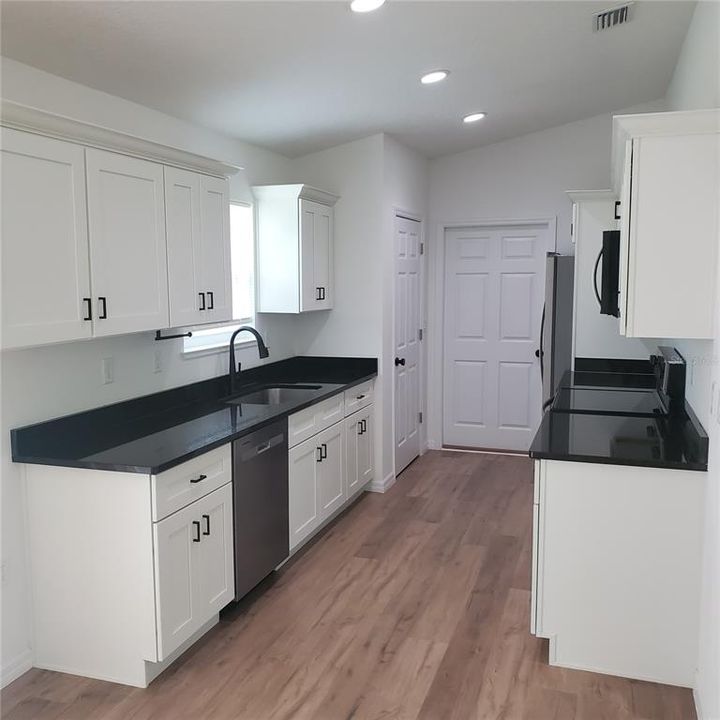 For Sale: $225,000 (3 beds, 2 baths, 1096 Square Feet)