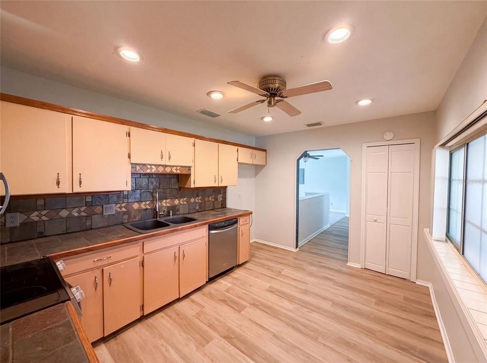 En Venta: $306,000 (3 camas, 2 baños, 1605 Pies cuadrados)