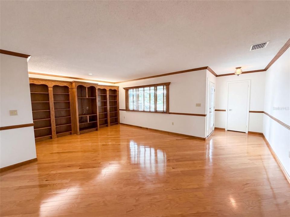 For Sale: $271,000 (2 beds, 2 baths, 1852 Square Feet)