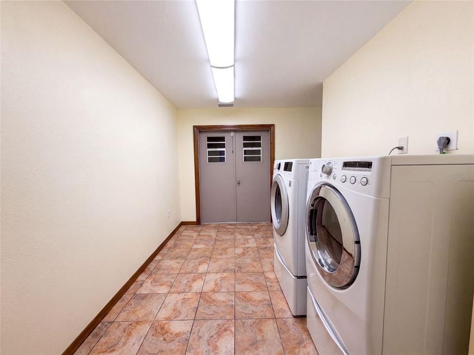 For Sale: $271,000 (2 beds, 2 baths, 1852 Square Feet)