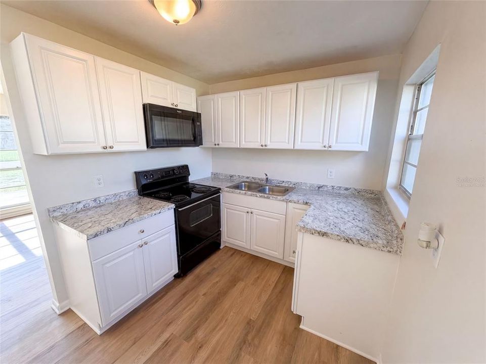 For Sale: $233,000 (3 beds, 2 baths, 933 Square Feet)