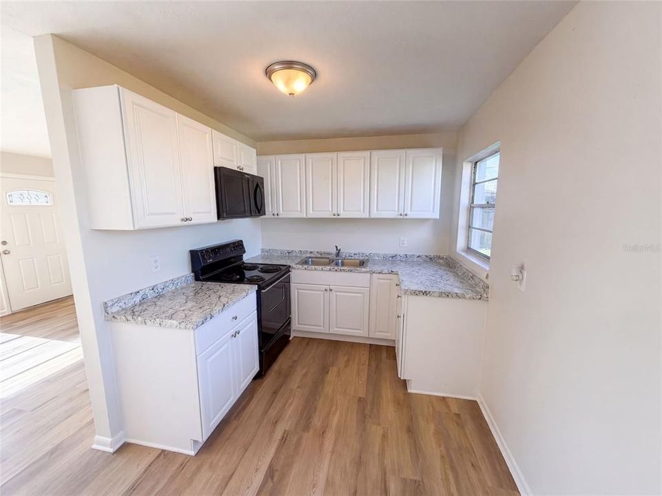 For Sale: $233,000 (3 beds, 2 baths, 933 Square Feet)