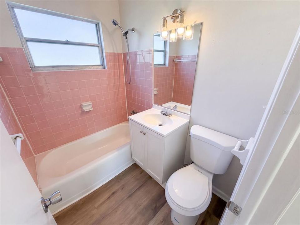 For Sale: $233,000 (3 beds, 2 baths, 933 Square Feet)