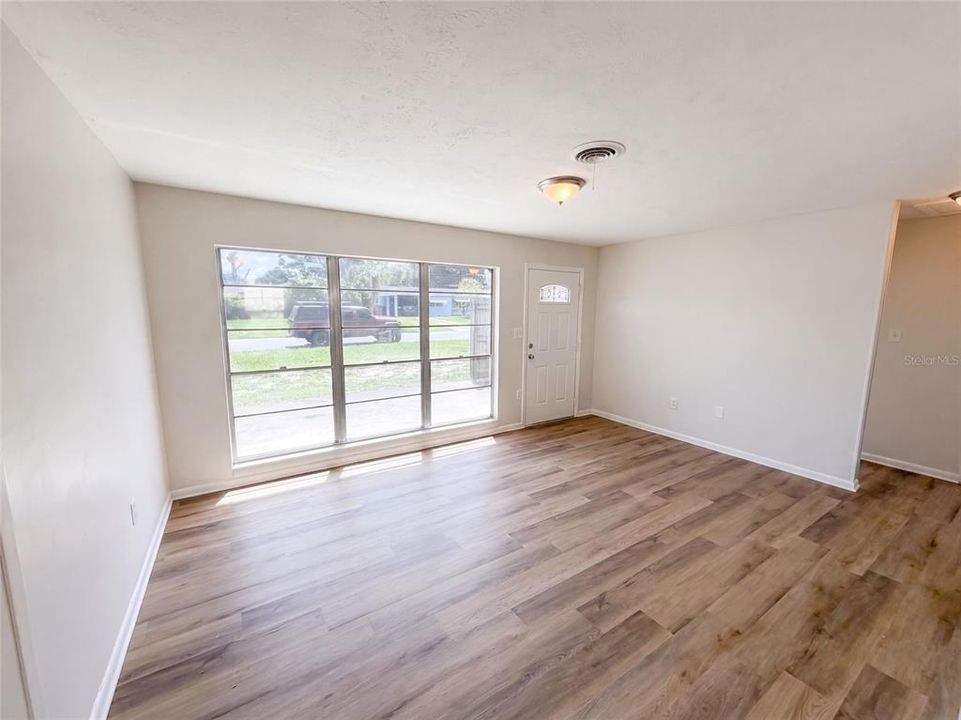 For Sale: $233,000 (3 beds, 2 baths, 933 Square Feet)