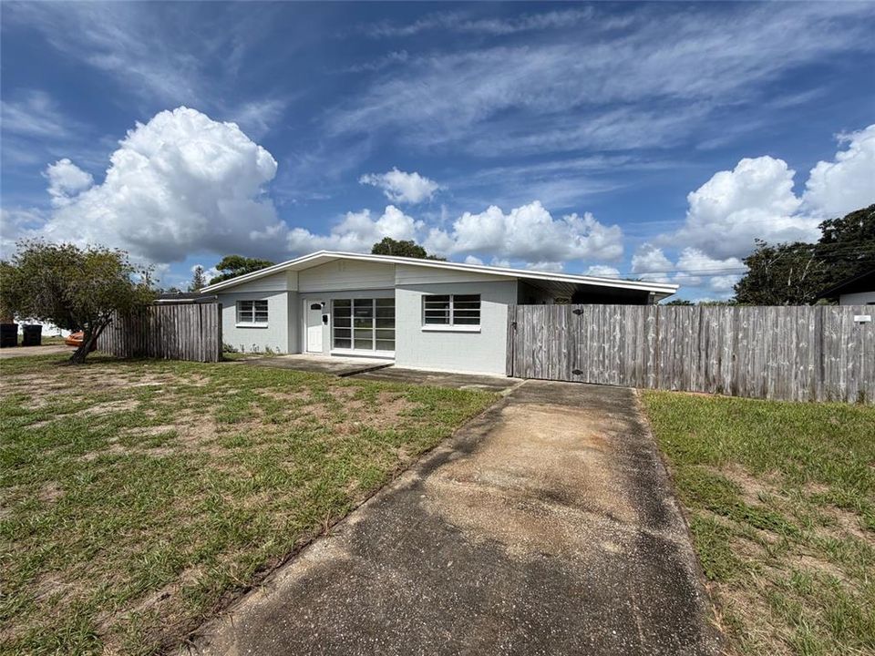 For Sale: $233,000 (3 beds, 2 baths, 933 Square Feet)