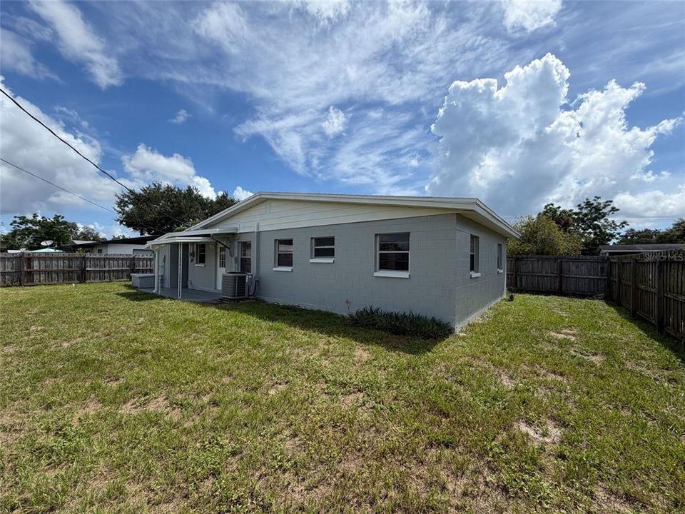 For Sale: $233,000 (3 beds, 2 baths, 933 Square Feet)