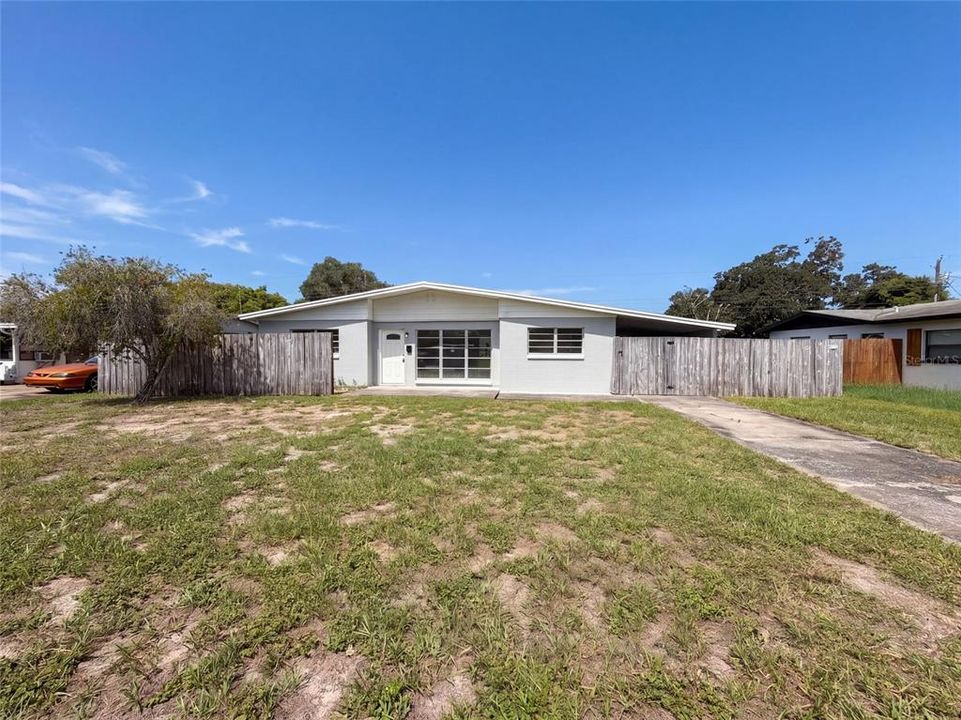 For Sale: $233,000 (3 beds, 2 baths, 933 Square Feet)